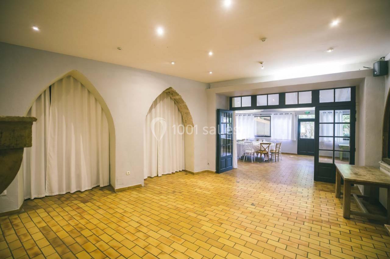 Location salle Gémenos (Bouches-du-Rhône) - Moulin de Gemenos #73 Salle lumineuse avec carrelage jaune, murs clairs, grandes ouvertures vitrées et rideaux blancs.