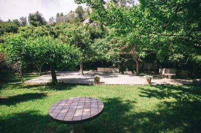 Miniature Location salle Gémenos (Bouches-du-Rhône) - Moulin de Gemenos #78 Salle de réception avec tables rondes dressées, nappes blanches, chaises en bois et décoration florale.