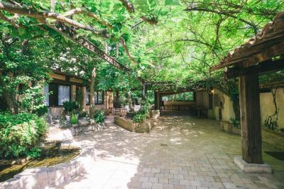 Miniature Location salle Gémenos (Bouches-du-Rhône) - Moulin de Gemenos #82 Salle de réception avec tables rondes dressées, nappes blanches, chaises en bois et décoration florale.