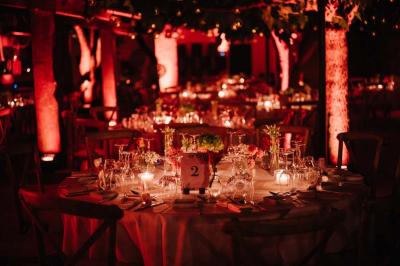 Miniature Location salle Gémenos (Bouches-du-Rhône) - Moulin de Gemenos #84 Salle de réception avec tables rondes dressées, nappes blanches, chaises en bois et décoration florale.