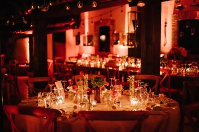 Miniature Location salle Gémenos (Bouches-du-Rhône) - Moulin de Gemenos #85 Salle de réception avec tables rondes dressées, nappes blanches, chaises en bois et décoration florale.