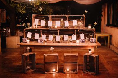 Miniature Location salle Gémenos (Bouches-du-Rhône) - Moulin de Gemenos #88 Salle de réception avec tables rondes dressées, nappes blanches, chaises en bois et décoration florale.