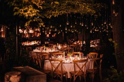 Miniature Location salle Gémenos (Bouches-du-Rhône) - Moulin de Gemenos #89 Salle de réception avec tables rondes dressées, nappes blanches, chaises en bois et décoration florale.