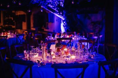 Miniature Location salle Gémenos (Bouches-du-Rhône) - Moulin de Gemenos #91 Salle de réception avec tables rondes dressées, nappes blanches, chaises en bois et décoration florale.