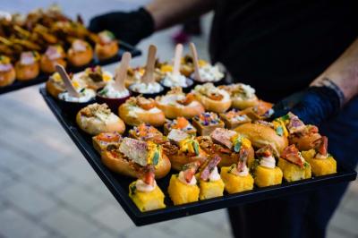 Miniature Location salle Gémenos (Bouches-du-Rhône) - Moulin de Gemenos #92 Salle de réception avec tables rondes dressées, nappes blanches, chaises en bois et décoration florale.