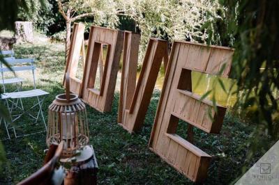 Miniature Location salle Gémenos (Bouches-du-Rhône) - Moulin de Gemenos #93 Salle de réception avec tables rondes dressées, nappes blanches, chaises en bois et décoration florale.