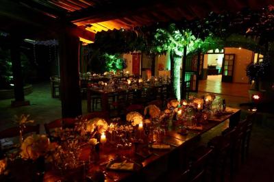 Miniature Location salle Gémenos (Bouches-du-Rhône) - Moulin de Gemenos #98 Salle de réception avec tables rondes dressées, nappes blanches, chaises en bois et décoration florale.