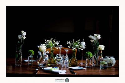 Miniature Location salle Gémenos (Bouches-du-Rhône) - Moulin de Gemenos #99 Salle de réception avec tables rondes dressées, nappes blanches, chaises en bois et décoration florale.