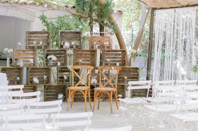 Miniature Location salle Gémenos (Bouches-du-Rhône) - Moulin de Gemenos #100 Salle de réception avec tables rondes dressées, nappes blanches, chaises en bois et décoration florale.
