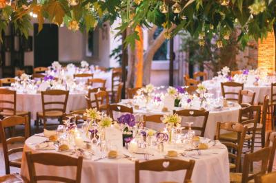 Miniature Location salle Gémenos (Bouches-du-Rhône) - Moulin de Gemenos #103 Salle de réception avec tables rondes dressées, nappes blanches, chaises en bois et décoration florale.