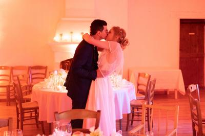 Miniature Location salle Gémenos (Bouches-du-Rhône) - Moulin de Gemenos #104 Salle de réception avec tables rondes dressées, nappes blanches, chaises en bois et décoration florale.