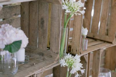 Miniature Location salle Gémenos (Bouches-du-Rhône) - Moulin de Gemenos #105 Salle de réception avec tables rondes dressées, nappes blanches, chaises en bois et décoration florale.