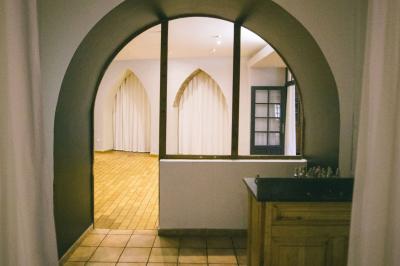 Miniature Location salle Gémenos (Bouches-du-Rhône) - Moulin de Gemenos #106 Salle de réception avec tables rondes dressées, nappes blanches, chaises en bois et décoration florale.