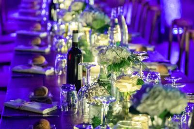 Miniature Location salle Gémenos (Bouches-du-Rhône) - Moulin de Gemenos #110 Salle de réception avec tables rondes dressées, nappes blanches, chaises en bois et décoration florale.