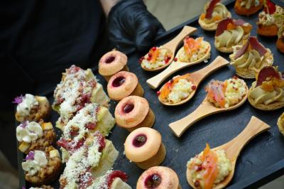 Miniature Location salle Gémenos (Bouches-du-Rhône) - Moulin de Gemenos #111 Salle de réception avec tables rondes dressées, nappes blanches, chaises en bois et décoration florale.
