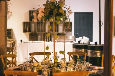 Miniature Location salle Gémenos (Bouches-du-Rhône) - Moulin de Gemenos #113 Salle de réception avec tables rondes dressées, nappes blanches, chaises en bois et décoration florale.