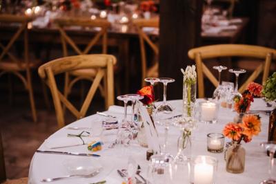 Miniature Location salle Gémenos (Bouches-du-Rhône) - Moulin de Gemenos #115 Salle de réception avec tables rondes dressées, nappes blanches, chaises en bois et décoration florale.