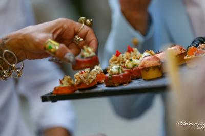 Miniature Location salle Gémenos (Bouches-du-Rhône) - Moulin de Gemenos #116 Salle de réception avec tables rondes dressées, nappes blanches, chaises en bois et décoration florale.