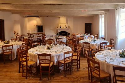Miniature Location salle Gémenos (Bouches-du-Rhône) - Moulin de Gemenos #117 Salle de réception avec tables rondes dressées, nappes blanches, chaises en bois et décoration florale.