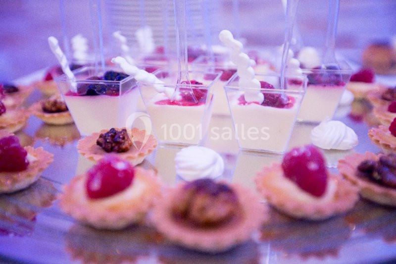 Location salle La Roquebrussanne (Var) - Les Arbousiers #30 Desserts variés présentés sur un plateau, incluant verrines, tartelettes aux fruits et noix, et petites meringues.