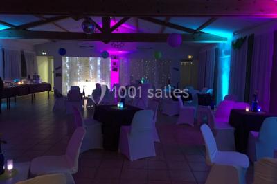 Miniature Location salle La Roquebrussanne (Var) - Les Arbousiers #35 Un couple en tenue de mariage coupe une pièce montée décorée, devant un mur en pierre.