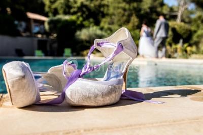 Miniature Location salle La Roquebrussanne (Var) - Les Arbousiers #24 Un couple en tenue de mariage coupe une pièce montée décorée, devant un mur en pierre.