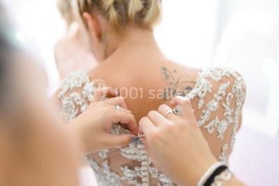 Miniature Location salle La Roquebrussanne (Var) - Les Arbousiers #36 Un couple en tenue de mariage coupe une pièce montée décorée, devant un mur en pierre.