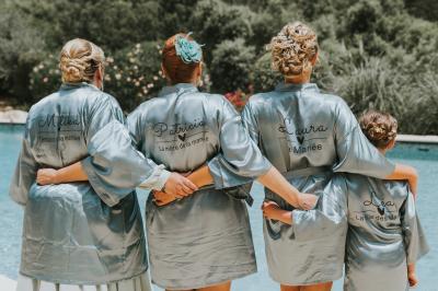 Miniature Location salle La Roquebrussanne (Var) - Les Arbousiers #7 Un couple en tenue de mariage coupe une pièce montée décorée, devant un mur en pierre.