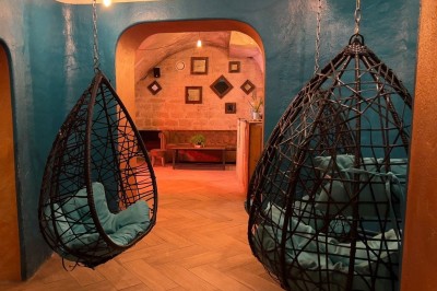 Miniature Location salle Paris 4 (Paris) - Paris Clandestin #27 Fléchettes colorées dans une caisse en bois au premier plan, cible de jeu accrochée sur un mur en pierre en arrière-plan.