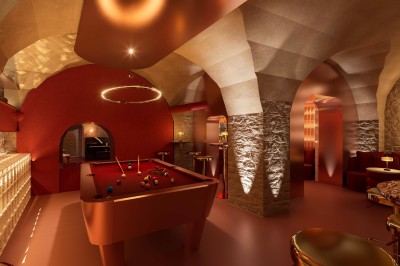 Miniature Location salle Paris 4 (Paris) - Le Myra #4 Fléchettes colorées dans une caisse en bois au premier plan, cible de jeu accrochée sur un mur en pierre en arrière-plan.