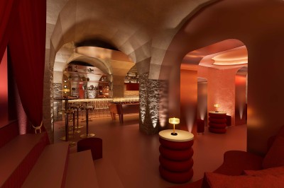 Miniature Location salle Paris 4 (Paris) - Le Myra #7 Fléchettes colorées dans une caisse en bois au premier plan, cible de jeu accrochée sur un mur en pierre en arrière-plan.