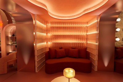 Miniature Location salle Paris 4 (Paris) - Le Myra #5 Fléchettes colorées dans une caisse en bois au premier plan, cible de jeu accrochée sur un mur en pierre en arrière-plan.