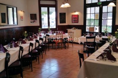 Miniature Location salle Bordeaux (Gironde) - Restaurant Le Family #12 Plateau de bouchées apéritives variées avec légumes frais en arrière-plan et décoration florale.