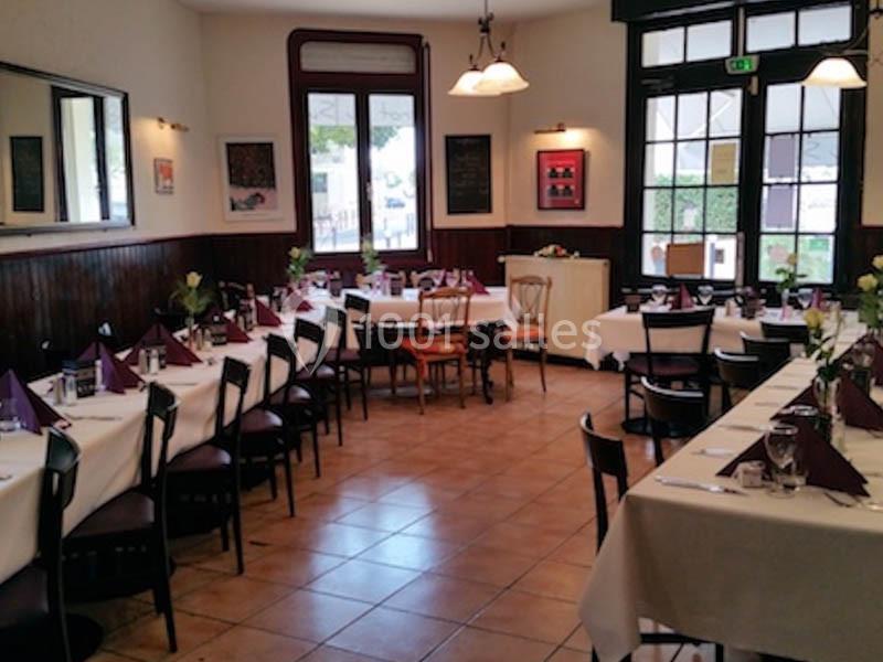 Location salle Bordeaux (Gironde) - Restaurant Le Family #12 Salle de restaurant lumineuse avec tables dressées, nappes blanches et serviettes violettes, prête à accueillir des convives.