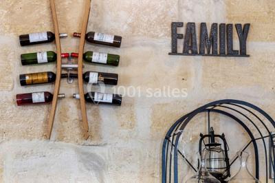 Miniature Location salle Bordeaux (Gironde) - Restaurant Le Family #5 Plateau de bouchées apéritives variées avec légumes frais en arrière-plan et décoration florale.