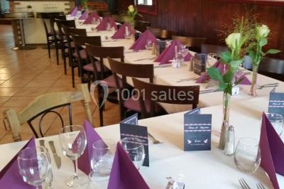 Miniature Location salle Bordeaux (Gironde) - Restaurant Le Family #11 Plateau de bouchées apéritives variées avec légumes frais en arrière-plan et décoration florale.