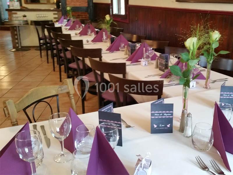 Location salle Bordeaux (Gironde) - Restaurant Le Family #11 Tables dressées avec nappes blanches, serviettes violettes pliées, verres et décorations florales dans une salle de…