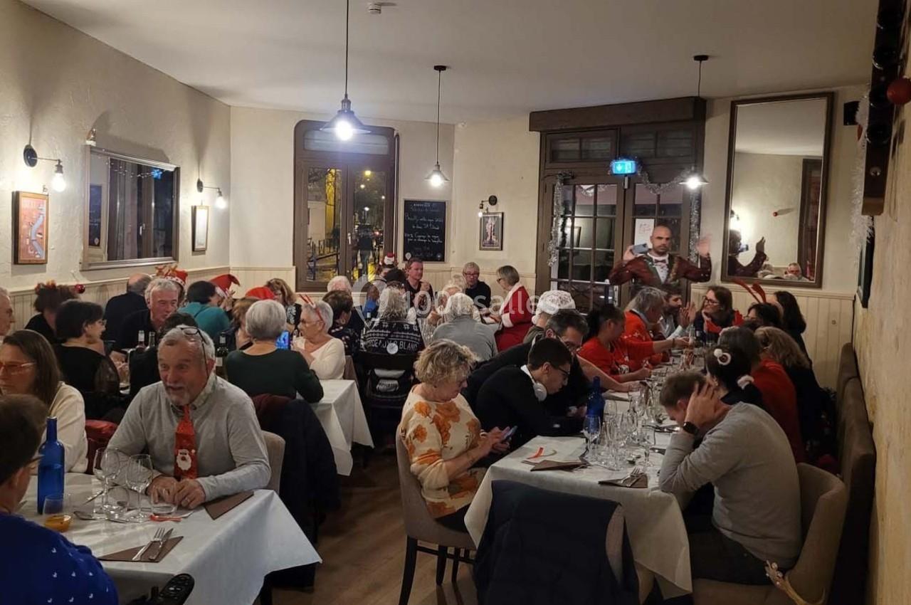 Location salle Bordeaux (Gironde) - Restaurant Le Family #26 Des personnes d'âges variés dînent dans un restaurant chaleureux, décoré pour une ambiance conviviale.
