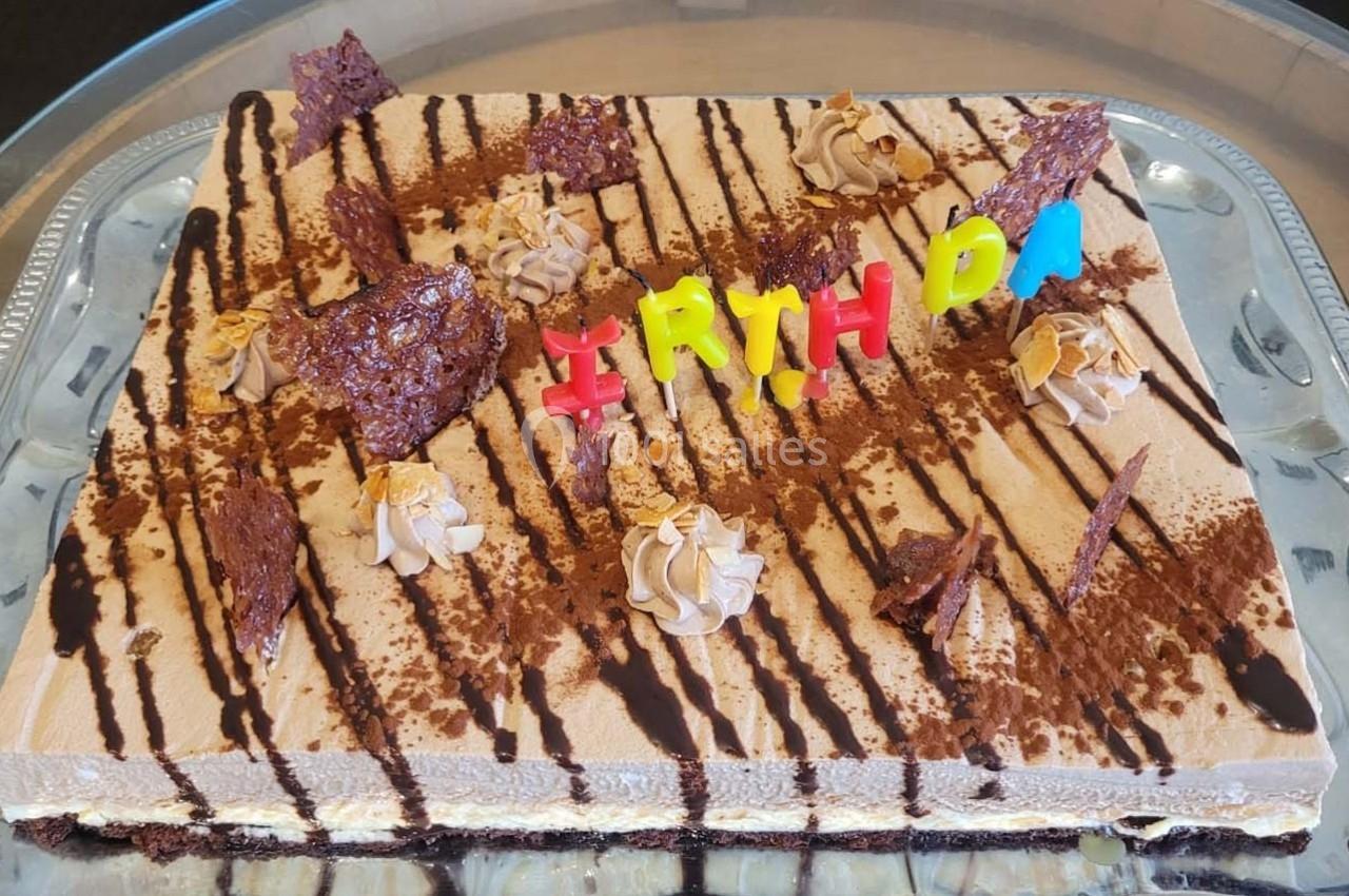 Location salle Bordeaux (Gironde) - Restaurant Le Family #34 Gâteau rectangulaire décoré de chocolat, crème et lettres colorées formant ’BIRTHDAY’.