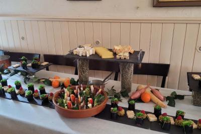 Miniature Location salle Bordeaux (Gironde) - Restaurant Le Family #14 Plateau de bouchées apéritives variées avec légumes frais en arrière-plan et décoration florale.