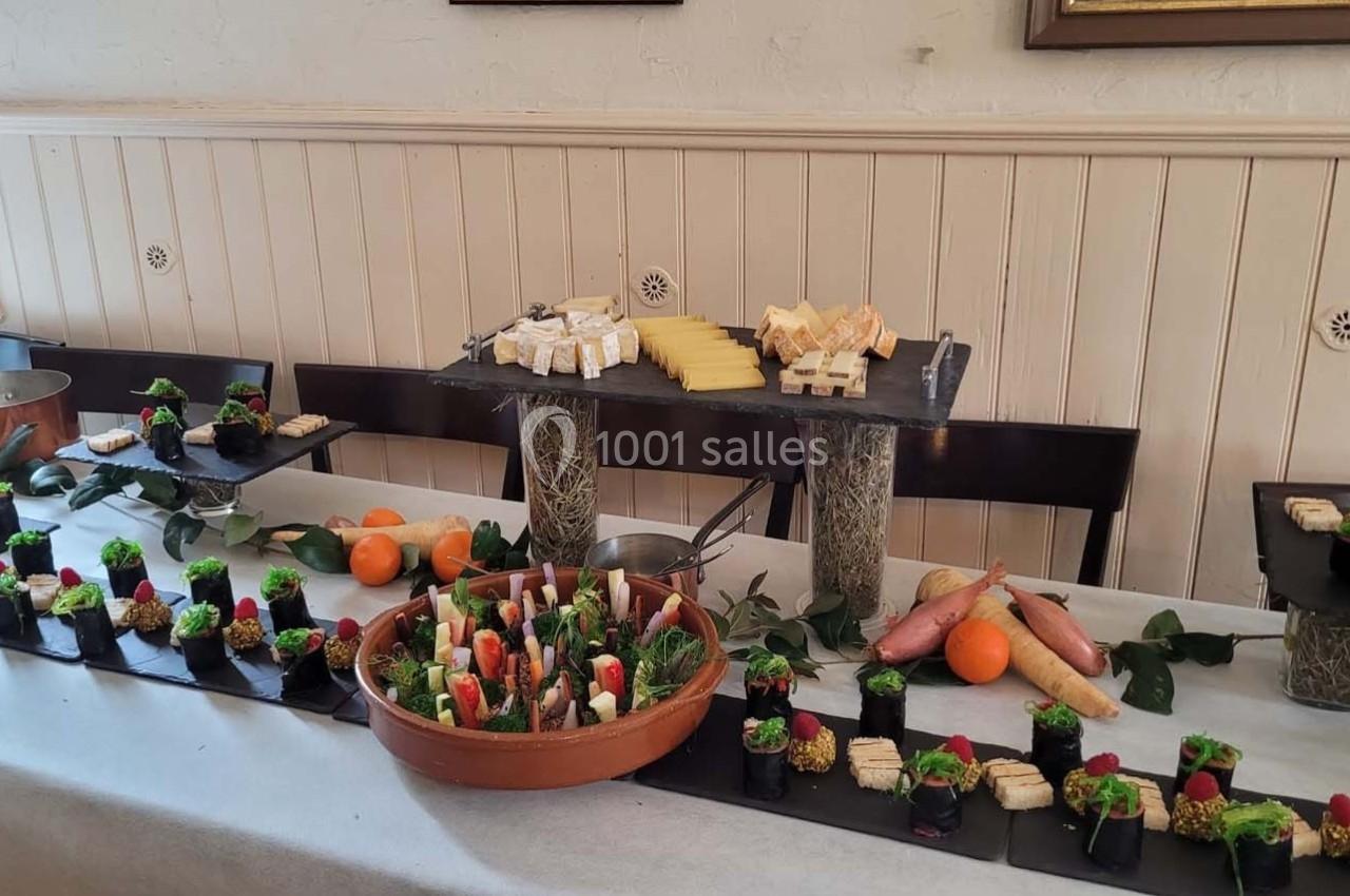 Location salle Bordeaux (Gironde) - Restaurant Le Family #14 Buffet composé de fromages, légumes, et amuse-bouches variés disposés sur une table décorée.
