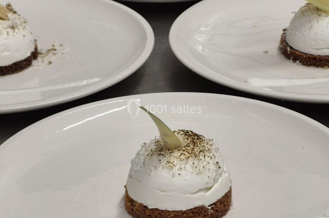 Location salle Bordeaux (Gironde) - Restaurant Le Family #8 Dessert individuel composé d'une base croustillante, d'une mousse blanche et d'une décoration fine sur le dessus.