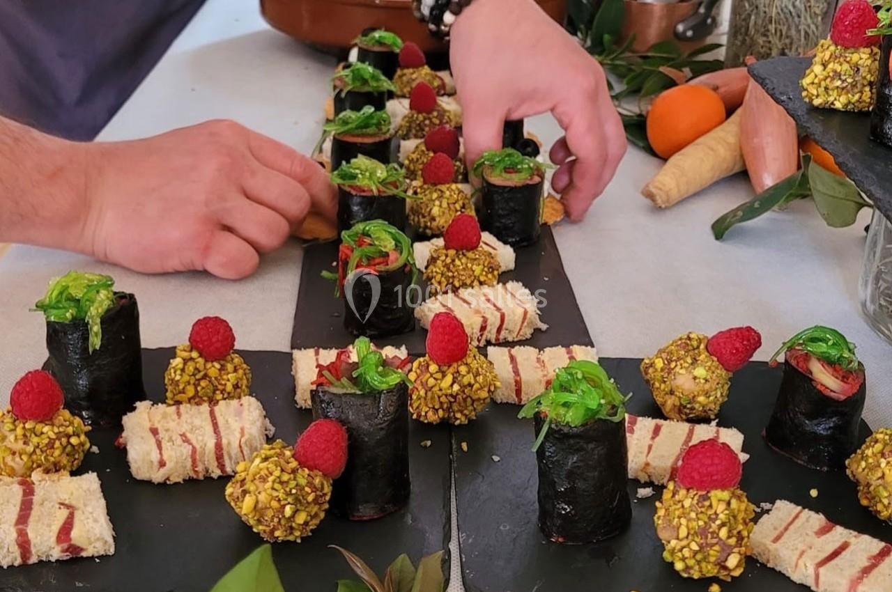 Location salle Bordeaux (Gironde) - Restaurant Le Family #37 Assiette garnie de bouchées variées : makis, tranches de pain garnies et boulettes enrobées de pistaches.