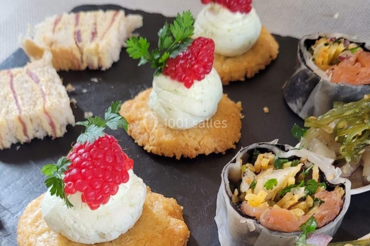 Location salle Bordeaux (Gironde) - Restaurant Le Family #20 Assortiment de bouchées apéritives comprenant canapés, roulés au saumon et crackers garnis de crème et œufs de poisson.