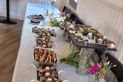Miniature Location salle Bordeaux (Gironde) - Restaurant Le Family #15 Plateau de bouchées apéritives variées avec légumes frais en arrière-plan et décoration florale.