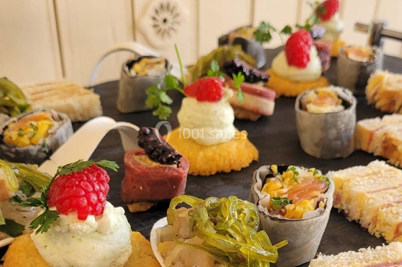 Location salle Bordeaux (Gironde) - Restaurant Le Family #19 Assortiment de bouchées apéritives variées sur un plateau, incluant fruits, légumes, et garnitures raffinées.