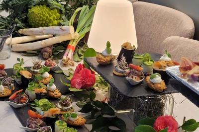 Miniature Location salle Bordeaux (Gironde) - Restaurant Le Family #38 Plateau de bouchées apéritives variées avec légumes frais en arrière-plan et décoration florale.