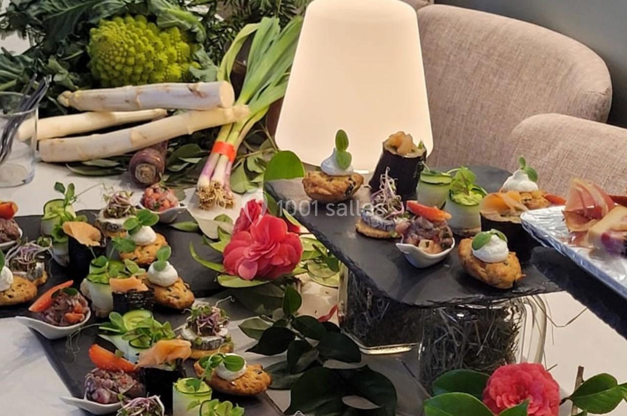 Location salle Bordeaux (Gironde) - Restaurant Le Family #38 Plateau de bouchées apéritives variées avec légumes frais en arrière-plan et décoration florale.