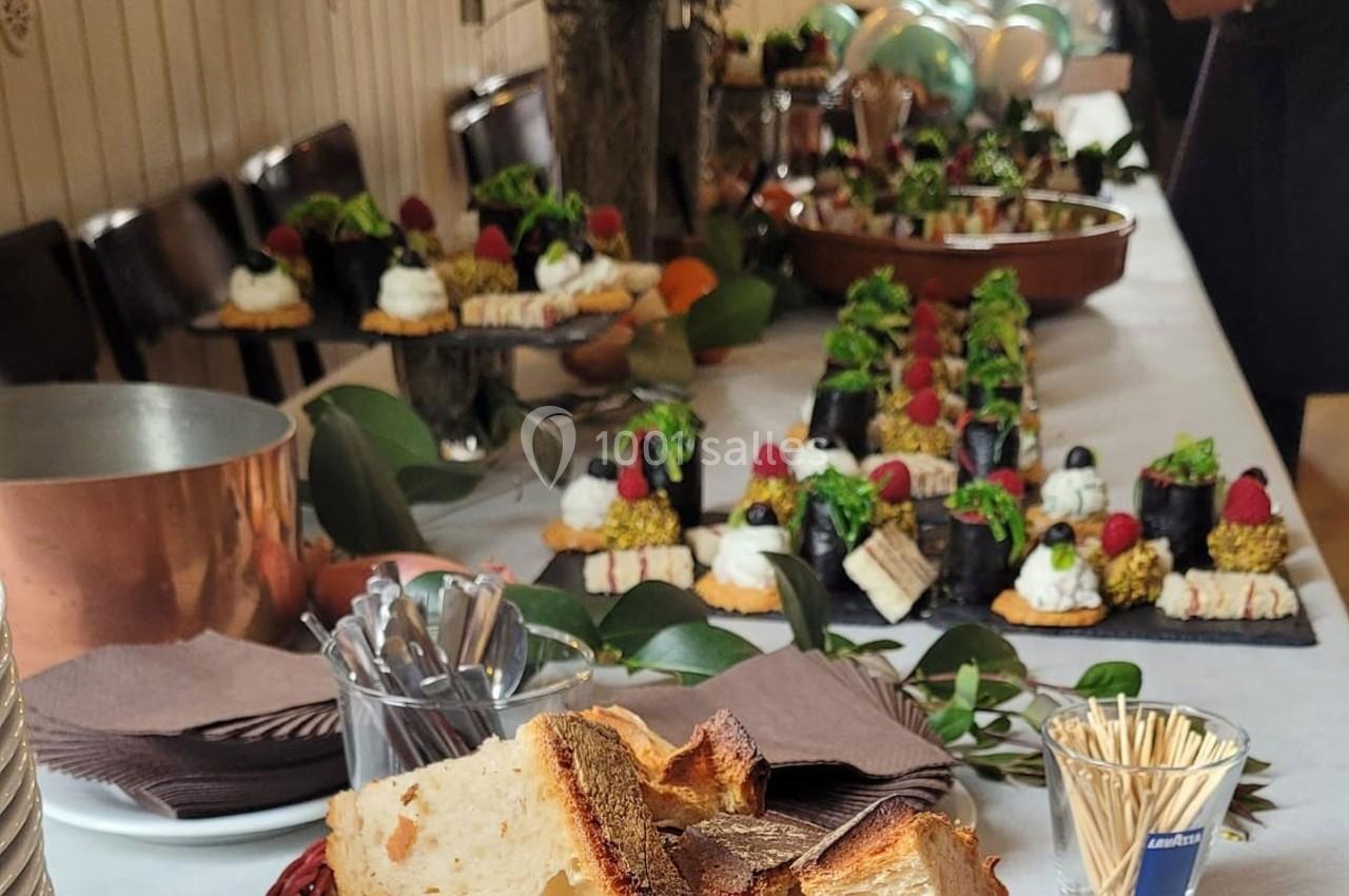 Location salle Bordeaux (Gironde) - Restaurant Le Family #35 Buffet avec pain, desserts variés, verrines et décorations végétales sur une table dressée pour un événement.