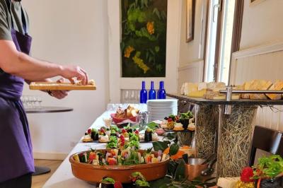 Miniature Location salle Bordeaux (Gironde) - Restaurant Le Family #6 Plateau de bouchées apéritives variées avec légumes frais en arrière-plan et décoration florale.